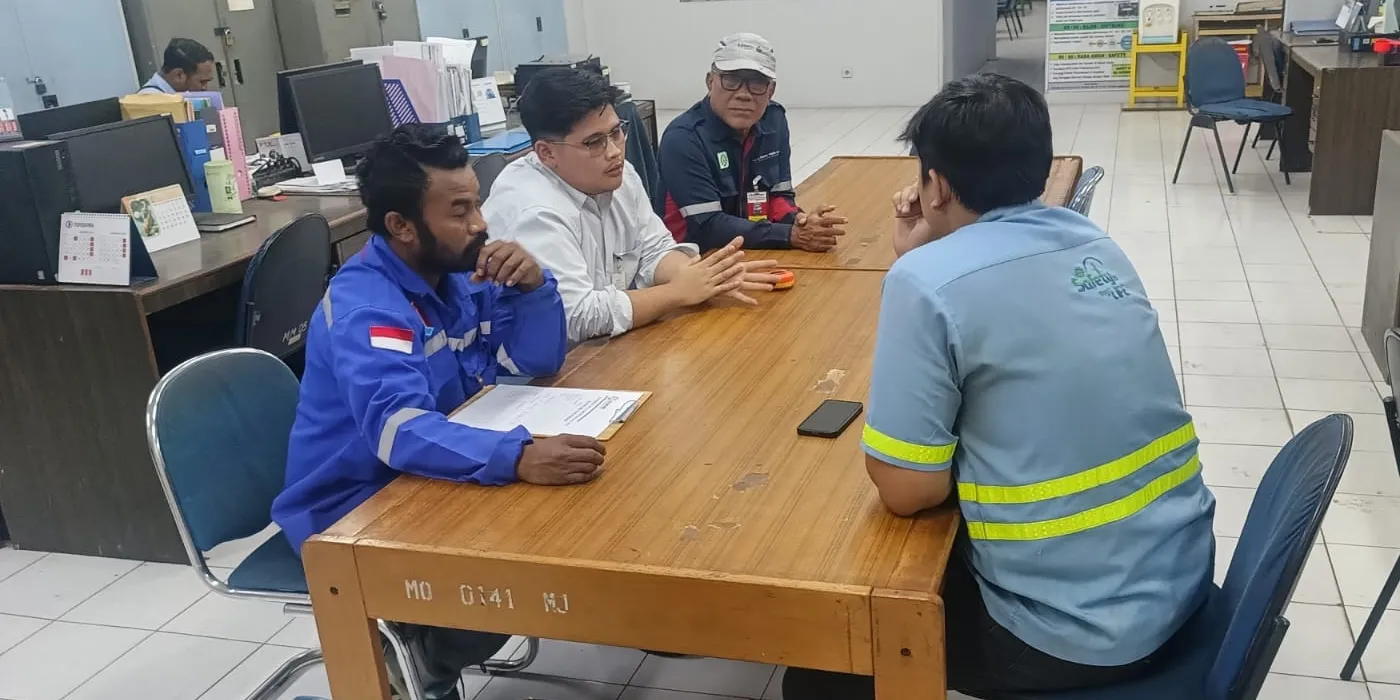 Tim BBS Conveyor berdiskusi dengan pelanggan di kantor Pulo Gebang, Jakarta Timur