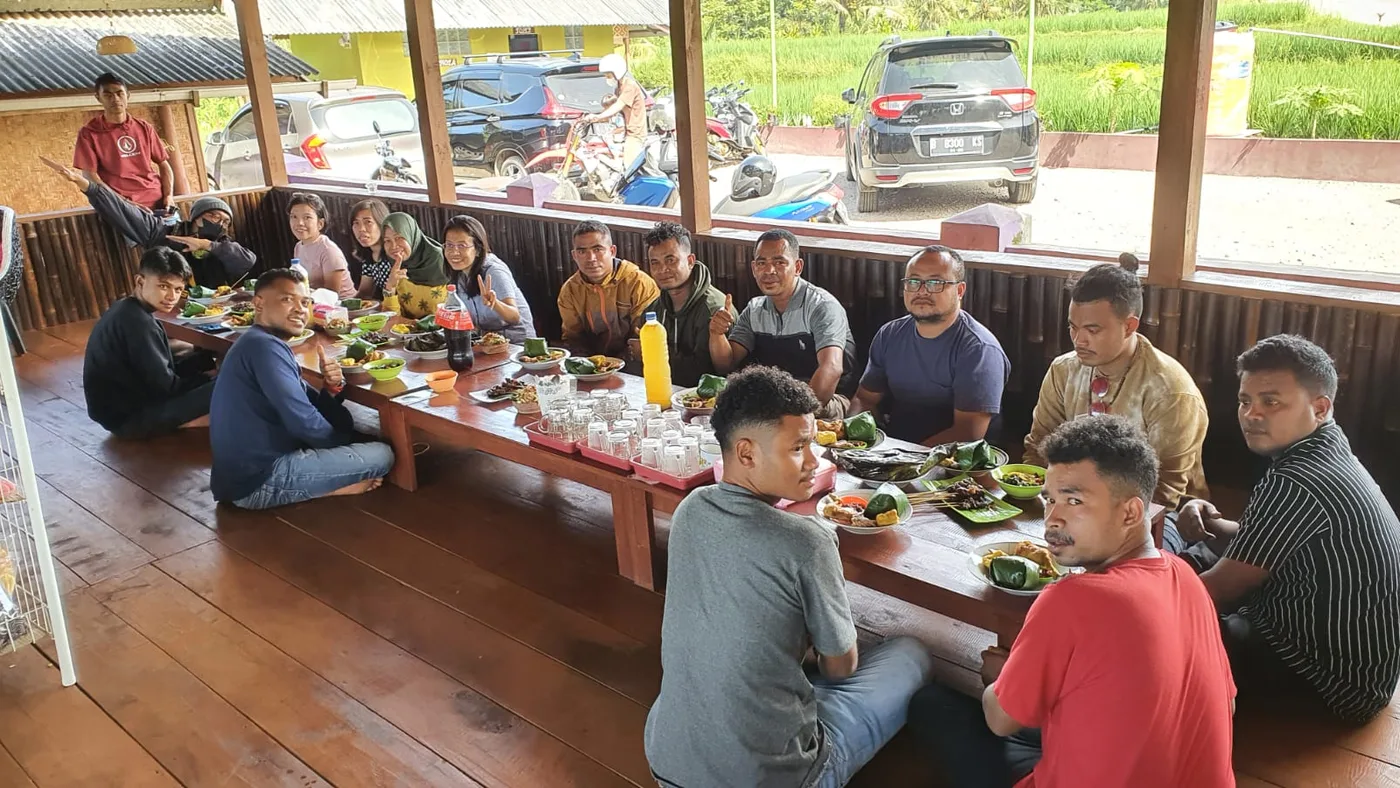Tim BBS Conveyor berkumpul bersama di satu meja