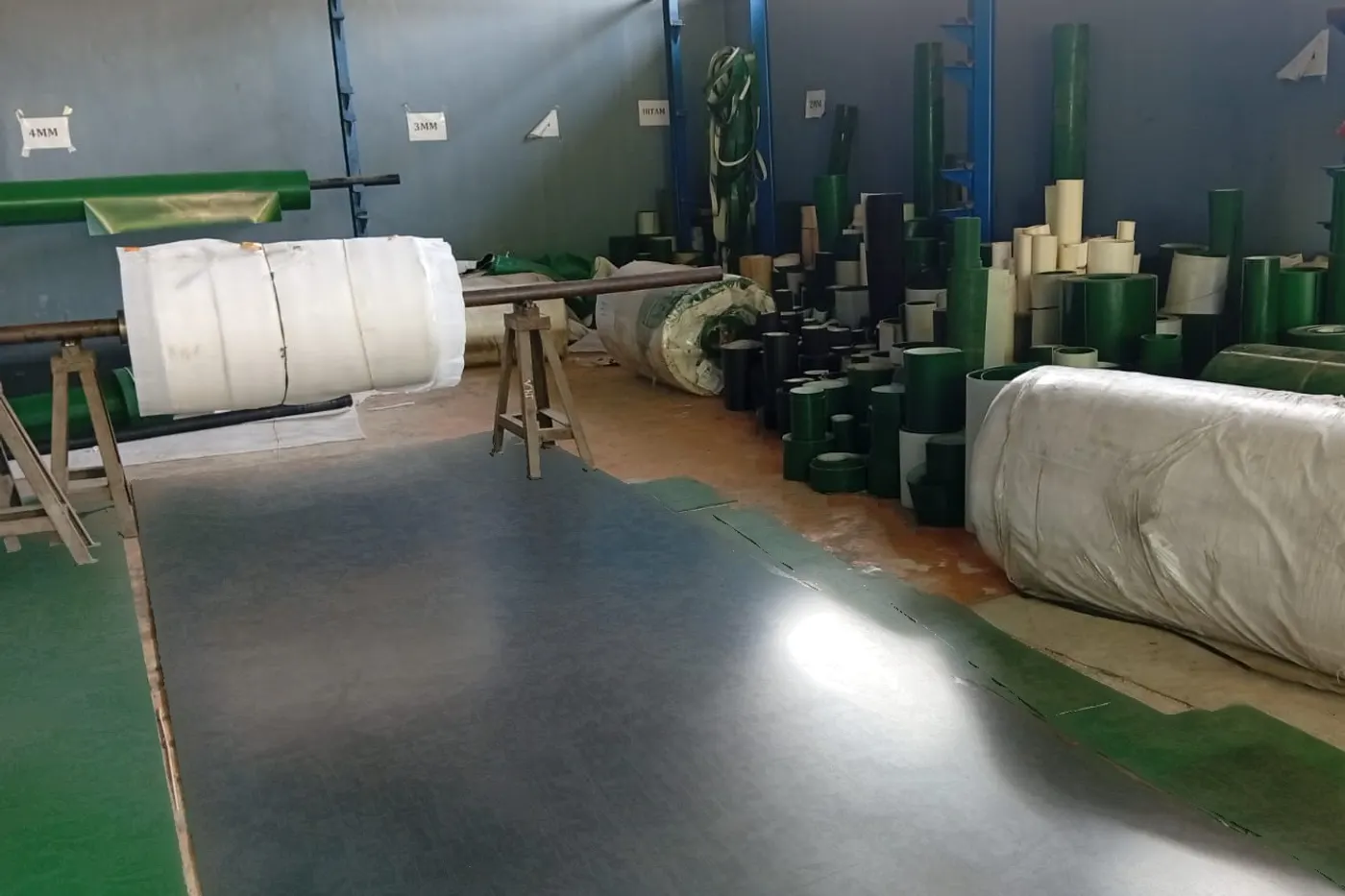 Stok roll belt konveyor dan meja kerja di workshop BBS Conveyor, Pulo Gebang